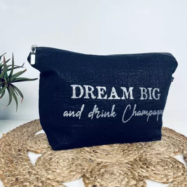 Trousse de toilette en gaze de coton noir scintillant avec message 'Dream big and drink Champagne" en argenté pailleté.