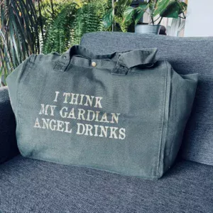 Sac fourre-tout kaki avec slogan "I think my gardian angel drinks" en doré pailleté.