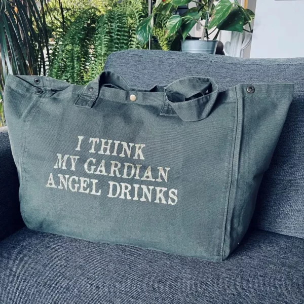 Sac fourre-tout kaki avec slogan "I think my gardian angel drinks" en doré pailleté.