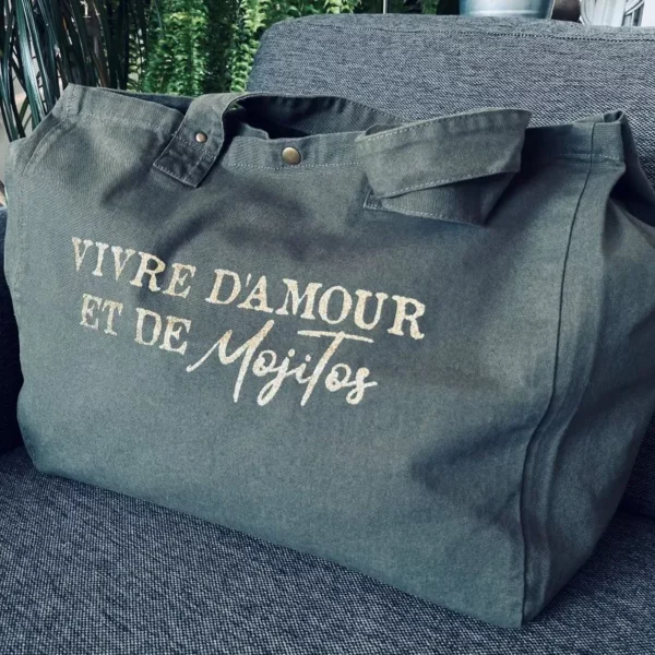 Sac fourre-tout kaki avec slogan "Vivre d'amour et de Mojitos" en doré pailleté.