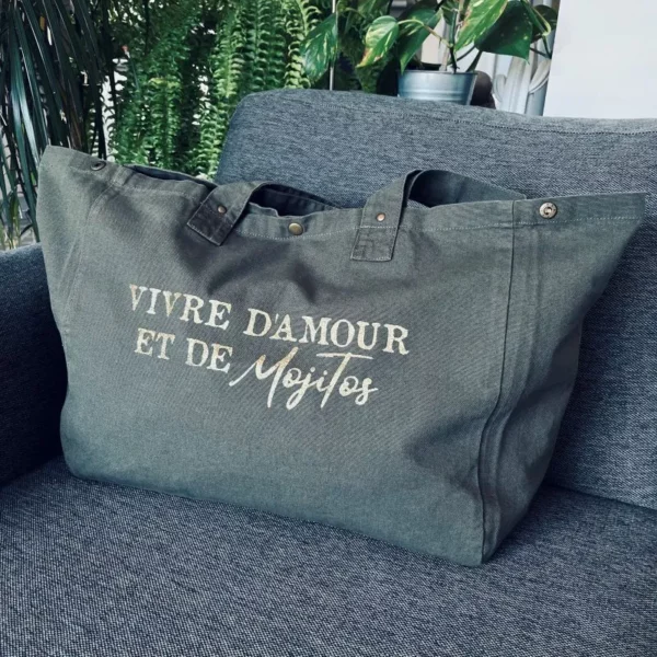 Sac fourre-tout kaki avec slogan "Vivre d'amour et de Mojitos" en doré pailleté.