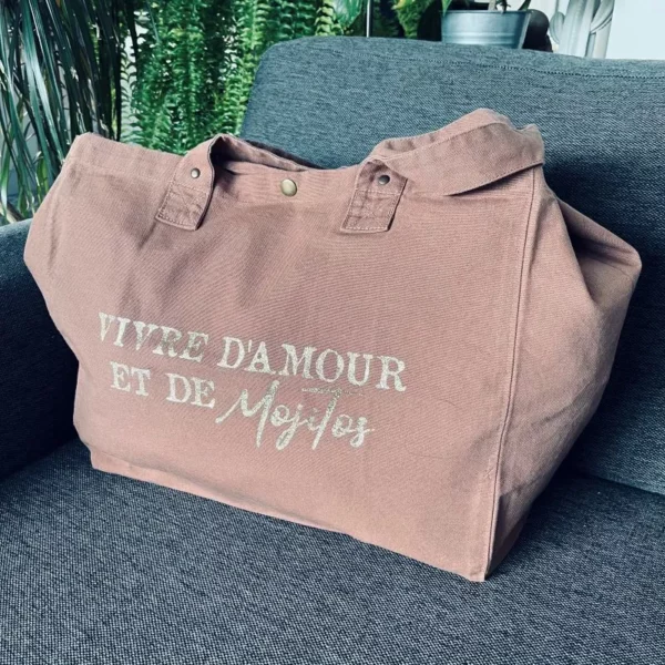Sac fourre-tout coloris santal avec slogan "Vivre d'Amour et de Mojitos" en doré pailleté.