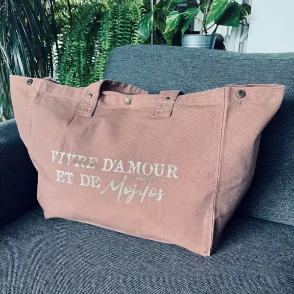 Sac fourre-tout coloris santal avec slogan "Vivre d'Amour et de Mojitos" en doré pailleté.