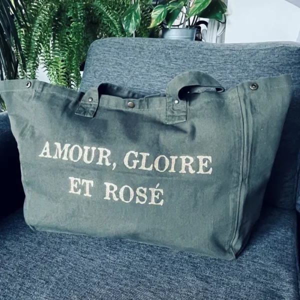 Sac fourre-tout kaki avec slogan "Amour, Gloire et Rosé" en doré pailleté
