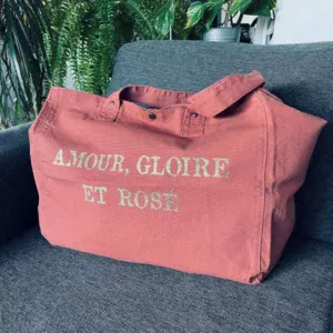 Sac fourre-tout vieux rose avec slogan "Amour, Gloire et rosé" en or pailleté.