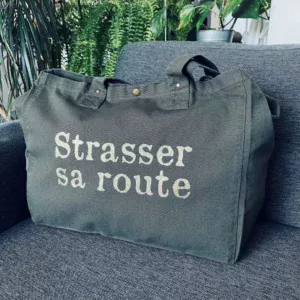 Sac fourre-tout kaki avec slogan "Strasser sa route" en doré pailleté.