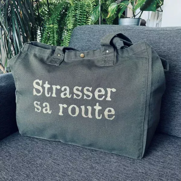 Sac fourre-tout kaki avec slogan "Strasser sa route" en doré pailleté.