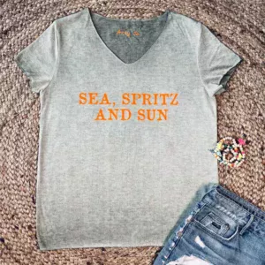 Tee-shirt kaki avec slogan "Sea, Spritz and Sun" en orange fluo.