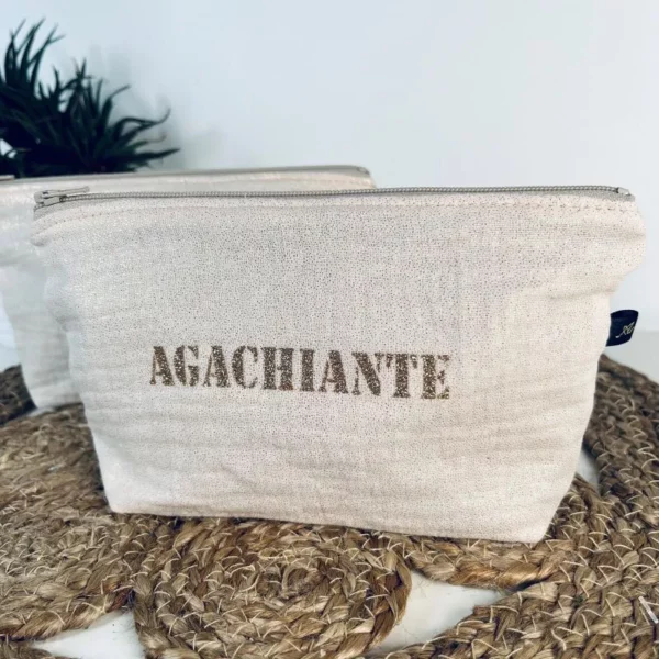 Pochette "Agachiante" en gaze de coton écru avec flocage en doré pailleté.