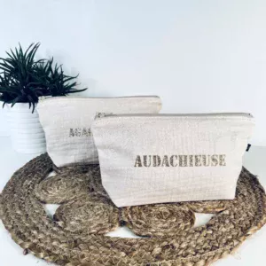 Pochette "Audachieuse" en gaze de coton écru avec flocage en doré pailleté.