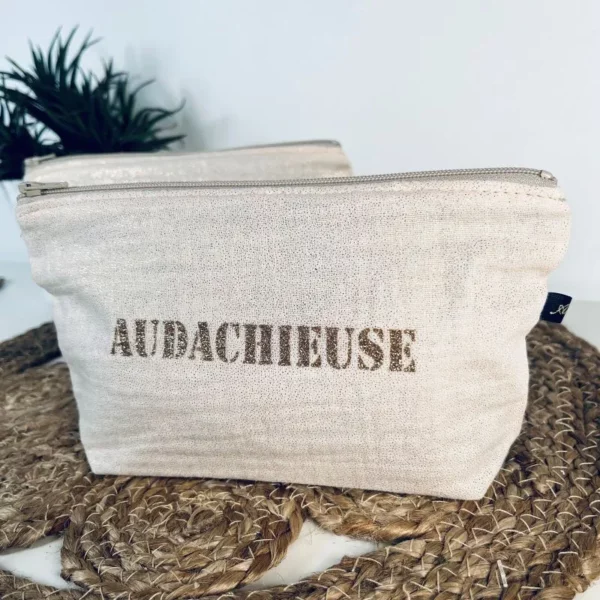 Pochette "Audachieuse" en gaze de coton écru avec flocage en doré pailleté.