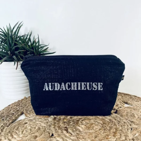 Pochette "Audachieuse" en gaze de coton noir irisé avec flocage en doré pailleté.