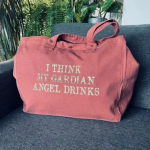 Sac fourre-tout vieux rose avec slogan "I think my gardian angel drinks" en doré pailleté.