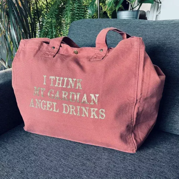 Sac fourre-tout vieux rose avec slogan "I think my gardian angel drinks" en doré pailleté.