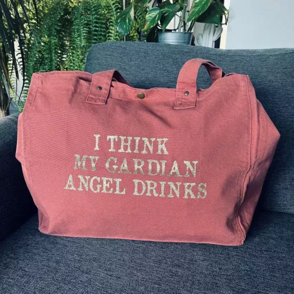 Sac fourre-tout vieux rose avec slogan "I think my gardian angel drinks" en doré pailleté.