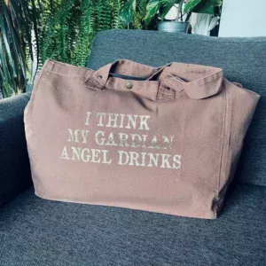 Sac fourre-tout santal avec slogan "I think my gardian angel drinks" en doré pailleté.