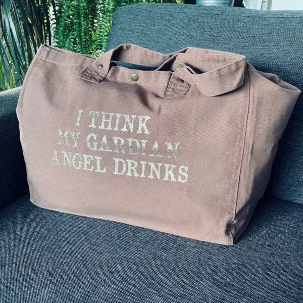 Sac fourre-tout santal avec slogan "I think my gardian angel drinks" en doré pailleté.