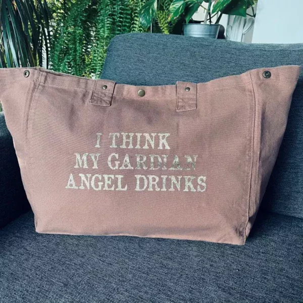 Sac fourre-tout santal avec slogan "I think my gardian angel drinks" en doré pailleté.