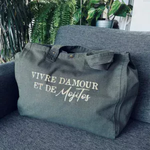 Sac fourre-tout kaki avec slogan "Vivre d'amour et de Mojitos" en doré pailleté.