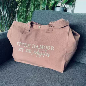 Sac fourre-tout coloris santal avec slogan "Vivre d'Amour et de Mojitos" en doré pailleté.