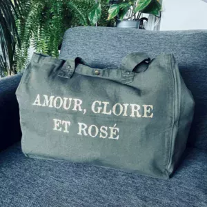 Sac fourre-tout kaki avec slogan "Amour, Gloire et Rosé" en doré pailleté