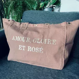 Sac fourre-tout santal avec slogan "Amour, Gloire et rosé" en or pailleté.