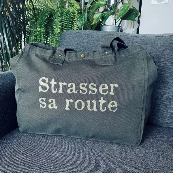 Sac fourre-tout kaki avec slogan "Strasser sa route" en doré pailleté.