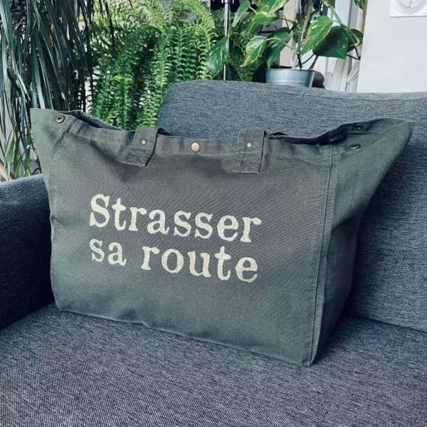 Sac fourre-tout kaki avec slogan "Strasser sa route" en doré pailleté.