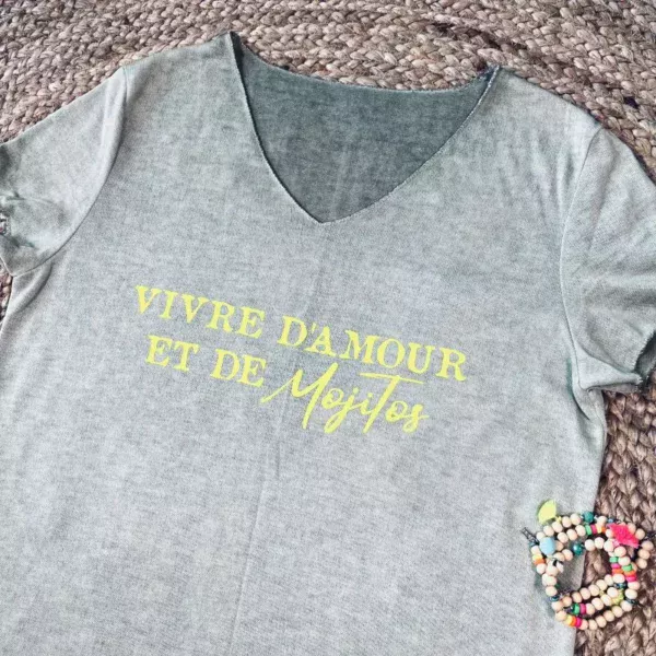 Tee-shirt kaki avec slogan "Vivre d'amour et de Mojitos" en jaune fluo