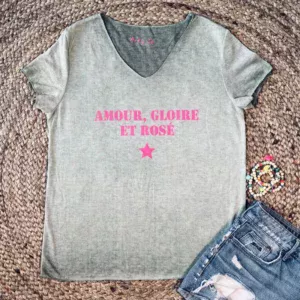 Tee-shirt kaki avec slogan "Amour, Gloire et Rosé" en rose fluo.