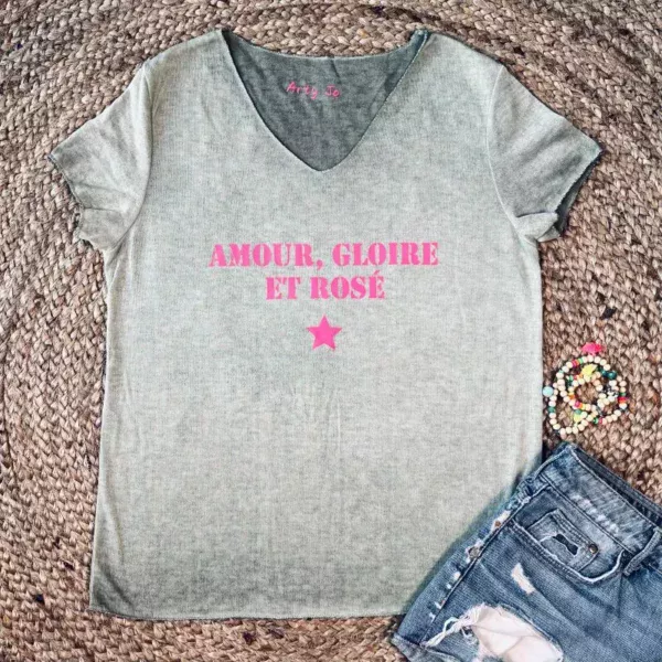 Tee-shirt kaki avec slogan "Amour, Gloire et Rosé" en rose fluo.