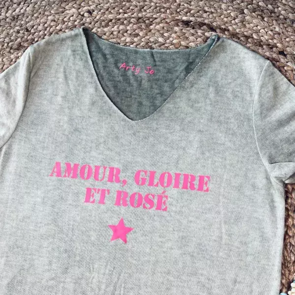 Tee-shirt kaki avec slogan "Amour, Gloire et Rosé" en rose fluo.