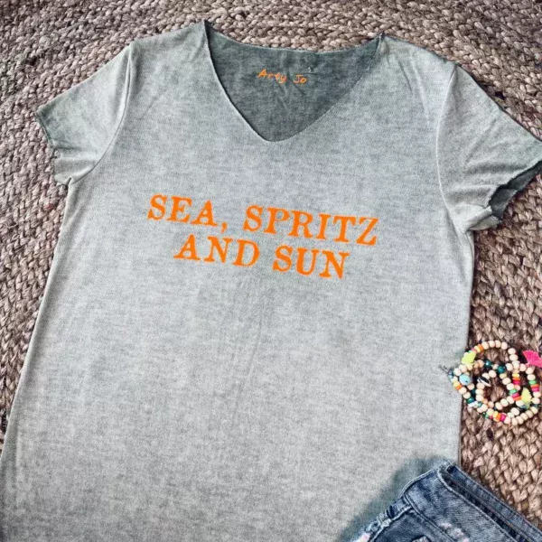 Tee-shirt kaki avec slogan "Sea, Spritz and Sun" en orange fluo.