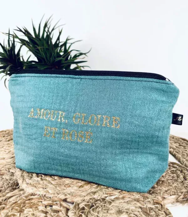 Petite pochette en gaze de coton bleu irisé avec flocage "Amour, Gloire et Rosé" en or pailleté.