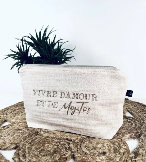 Petite pochette en gaze de coton écru avec flocage "Vivre d'Amour et de Mojitos" en or pailleté.