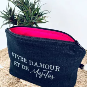 Petite pochette en gaze de coton noir irisé avec flocage "Vivre d'Amour et de Mojitos" en argenté pailleté.