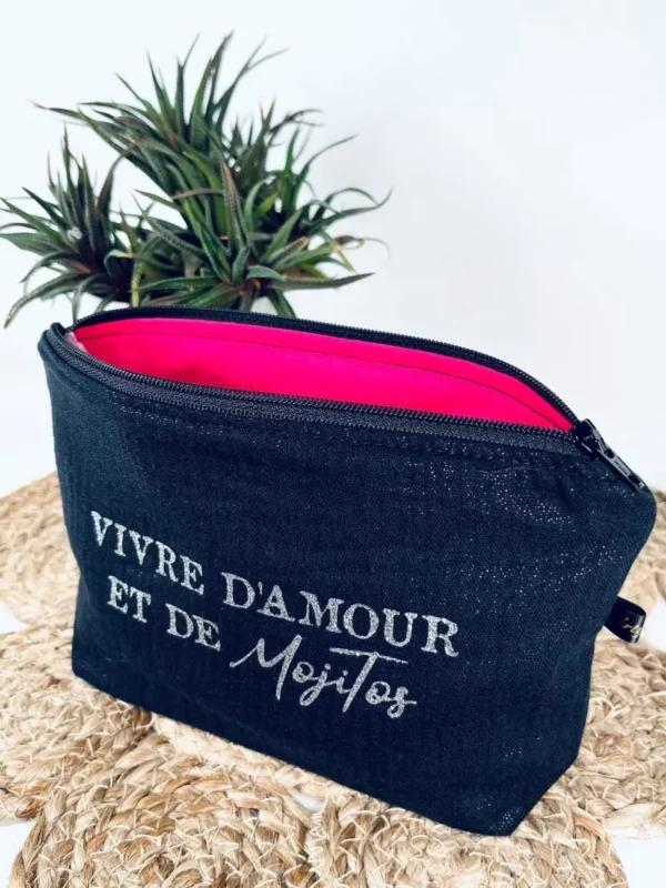 Petite pochette en gaze de coton noir irisé avec flocage "Vivre d'Amour et de Mojitos" en argenté pailleté.