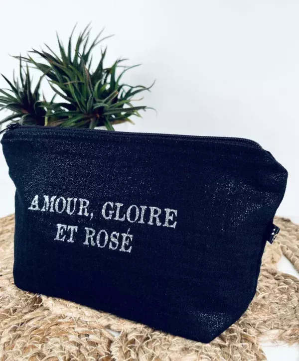 Petite pochette en gaze de coton noir irisé avec flocage "Amour, Gloire et Rosé" en argenté pailleté.