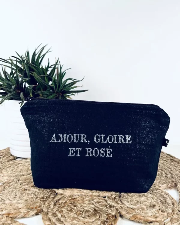 Petite pochette en gaze de coton noir irisé avec flocage "Amour, Gloire et Rosé" en argenté pailleté.