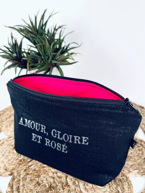 Petite pochette en gaze de coton noir irisé avec flocage "Amour, Gloire et Rosé" en argenté pailleté.