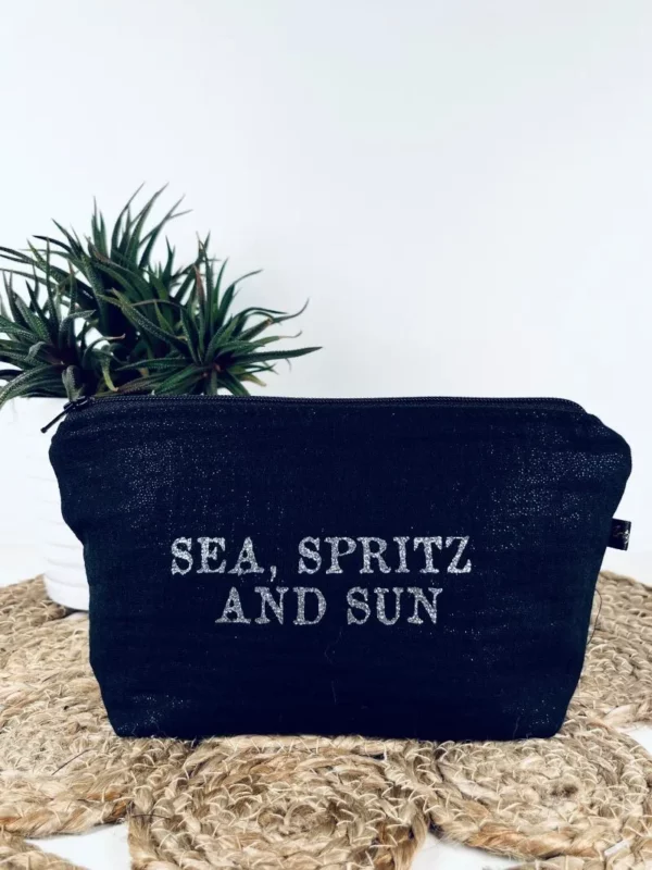 Petite pochette en gaze de coton noir irisé avec flocage "Sea, Spritz and Sun" en argenté pailleté.