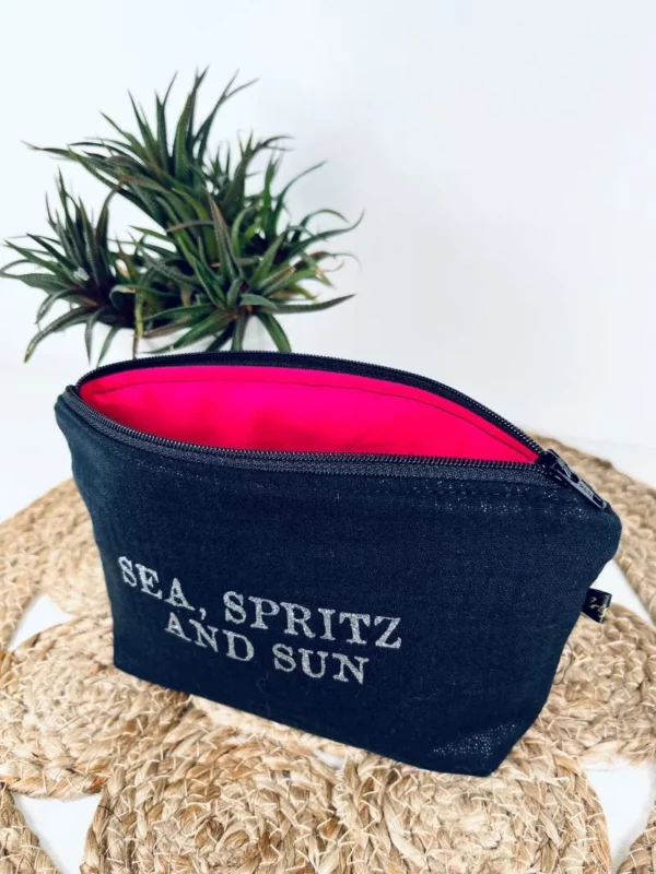 Petite pochette en gaze de coton noir irisé avec flocage "Sea, Spritz and Sun" en argenté pailleté.