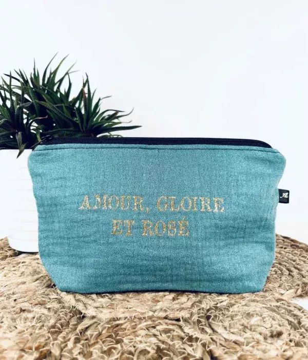 Petite pochette en gaze de coton bleu irisé avec flocage "Amour, Gloire et Rosé" en or pailleté.