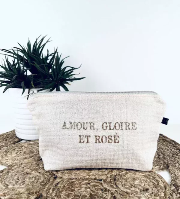 Petite pochette en gaze de coton écru irisé avec flocage "Amour, Gloire et Rosé" en or pailleté.