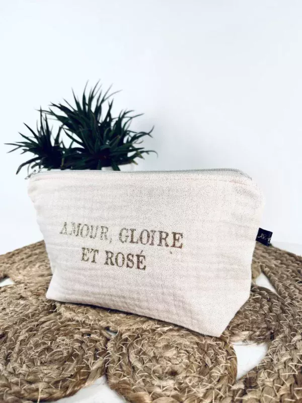 Petite pochette en gaze de coton écru irisé avec flocage "Amour, Gloire et Rosé" en or pailleté.