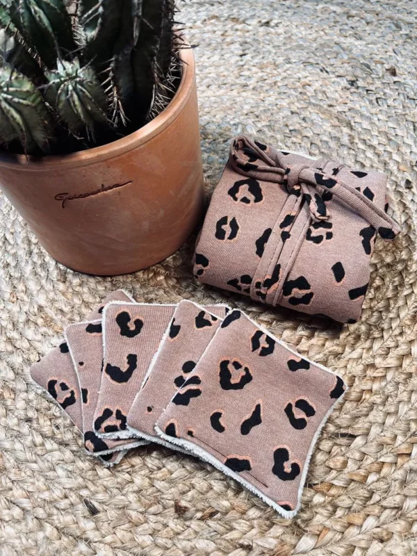 Tapis de lange nomade en molleton léopard et éponge en fibre de bambou avec 5 lingettes lavables.