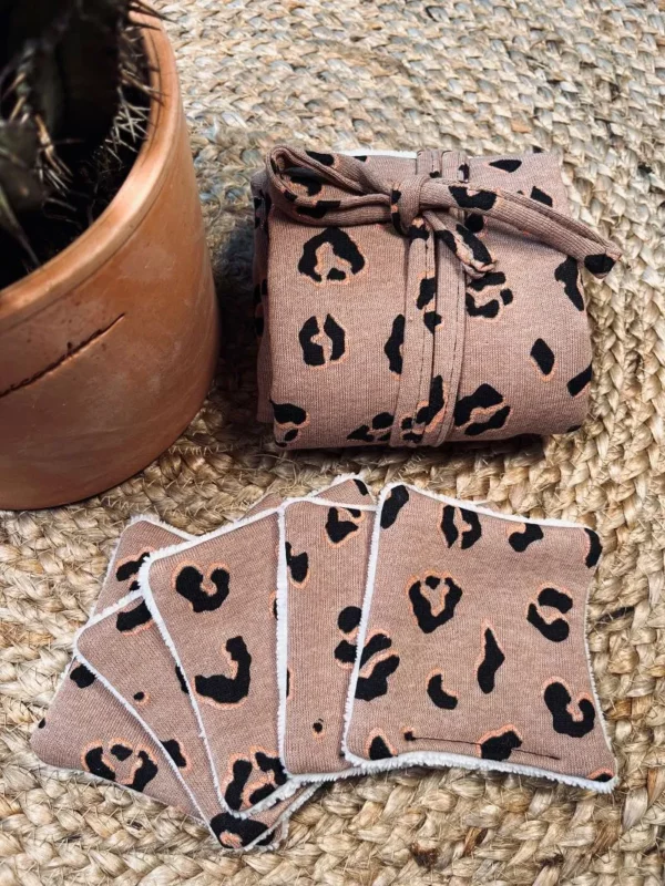 Tapis de lange nomade en molleton léopard et éponge en fibre de bambou avec 5 lingettes lavables.
