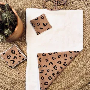 Tapis de lange nomade en molleton léopard et éponge en fibre de bambou avec 5 lingettes lavables.
