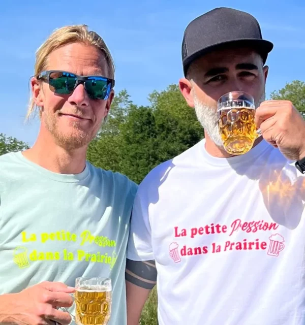Tee-shirt homme blanc et rouge "La petite pression dans la prairie", tee-shirt spécial Férias.