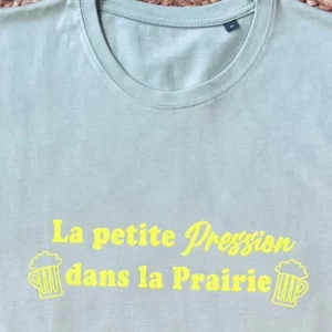Tee-shirt homme vert sauge avec flocage "La petite pression dans la prairie" en jaune fluo.